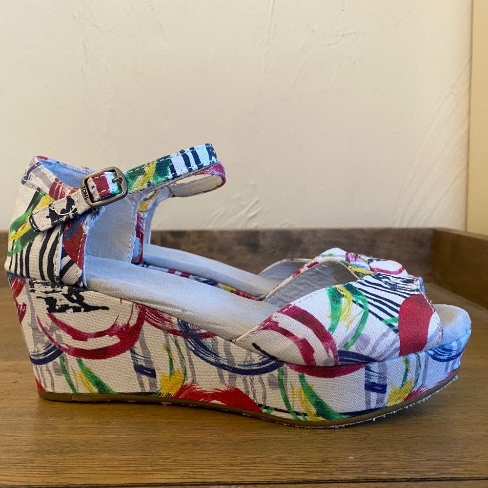 Toms Wedge. Size 5.